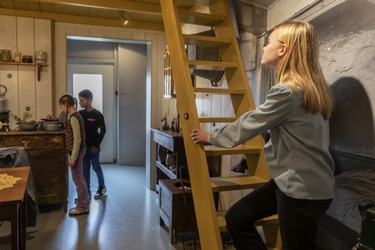 Een meisje staat op de trap in het Volksbuurtenmuseum