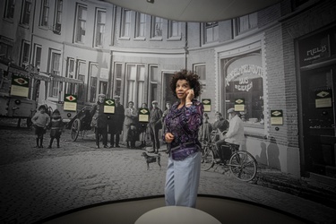 Een vrouw in het Volksbuurtenmuseum